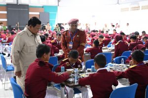 Presiden Prabowo melakukan peninjauan fasilitas sekolah rakyat BBPPKS