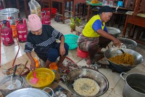 Dapur umum untuk korban bencana banjir di Kudus