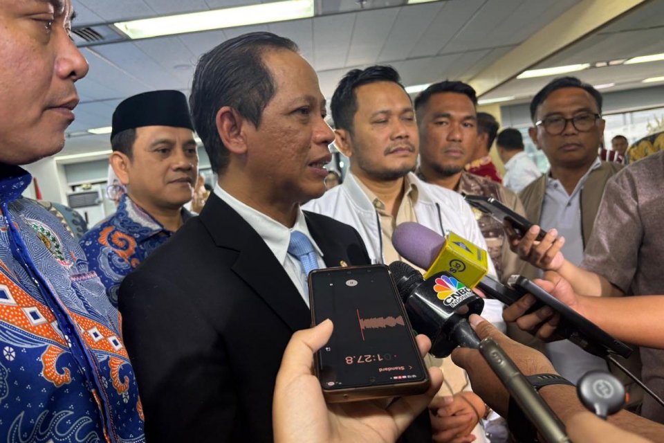 Kementerian Lingkungan Hidup (KLH) siap mengejar ganti rugi triliunan rupiah terkait bencana Sumatra lewat gugatan perdata terhadap enam perusahaan. Hal ini disampaikan Menteri Lingkungan Hidup Hanif Faisol usai rapat koordinasi dengan DPRD se-Indonesia m