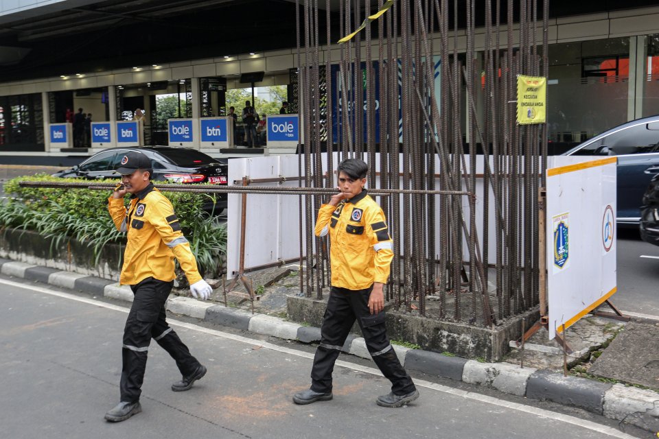 Pemprov Jakarta Mulai Bongkar Tiang Monorel Mangkrak di Rasuna Said (Foto: Katadata/Fauza Syahputra)