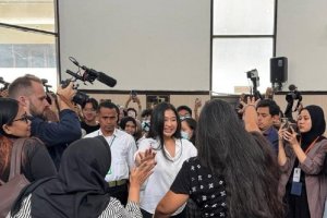 Laras Faizati (kemeja putih tengah) di Pengadilan Negeri Jakarta Selatan, Kamis (15/1).