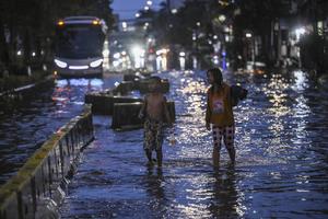 Banjir Jakarta masih terjadi hingga Minggu sore
