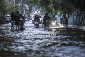 Banjir Jakarta masih terjadi hingga Minggu sore