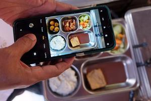 Makan bergizi gratis bagi guru dan staf sekolah