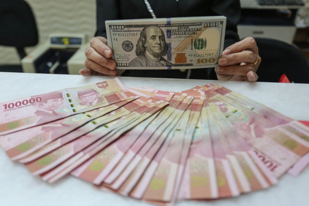 Nilai tukar rupiah ditutup melemah 68 poin menjadi Rp16.955 (Foto: Katadata/Fauza Syahputra)