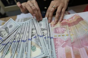 Nilai tukar rupiah ditutup melemah 68 poin menjadi Rp16.955 (Foto: Katadata/Fauza Syahputra)