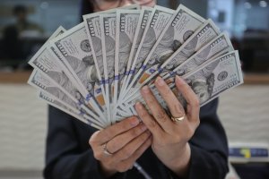 Nilai tukar rupiah ditutup melemah 68 poin menjadi Rp16.955 (Foto: Katadata/Fauza Syahputra)