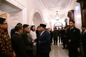 Presiden Prabowo disambut hangat mahasiswa Indonesia setibanya di London.