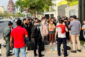 WNI berkumpul di depan KBRI di Kamboja