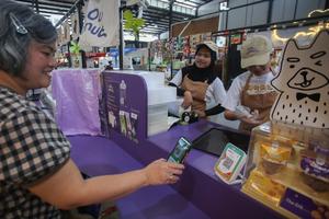 Layanan digitalisasi UMKM di pasar modern melalui lapak BSI