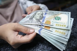 Nilai Tukar Rupiah Melemah, Hampir Tembus Rp17.000 per Dolar AS (Foto: Katadata/Fauza Syahputra)