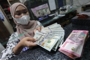 Nilai Tukar Rupiah Melemah, Hampir Tembus Rp17.000 per Dolar AS (Foto: Katadata/Fauza Syahputra)