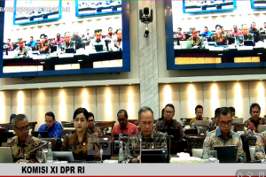 Rapat Kerja Komisi XI DPR bersama OJK di Kompleks Parlemen Senayan, Jakarta Pusat, Kamis (22/1).