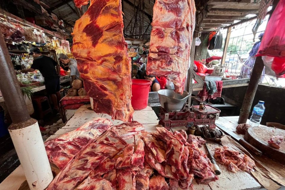 Penjual Daging di Pasar Minggu hanya Jual Tulang, Jumat (23/1)