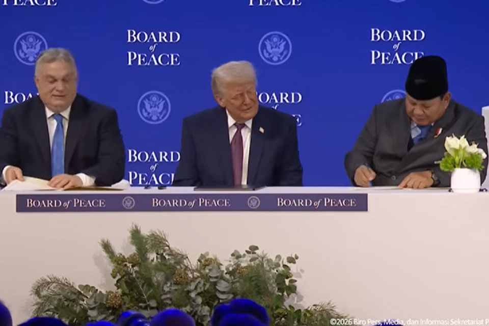 Presiden Prabowo Subianto bersama Presiden Amerika Serikat Donald Trump dan Perdana Menteri Hungaria Viktor Orban saat menandatangani Piagam Dewan Perdamaian Gaza di Davos, Swiss, Kamis (22/1). Foto: Youtube Sekretariat Presiden