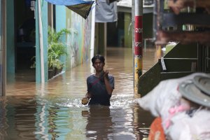 Sungai Ciliwung Meluap, Puluhan Rumah di Kampung Melayu Terendam Banjir (Foto: Katadata/Fauza Syahputra)