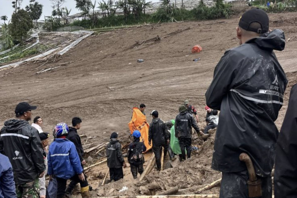 Tim SAR gabungan saat melakukan proses pencarian terhadap korban longsor di Desa Pasirlangu, Kecamatan Cisarua, Bandung Barat, Jawa Barat, Sabtu (24/1/2026).
