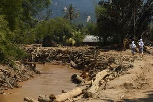 Pelajar bersihkan rumah warga terdampak bencana di Hutanabolon