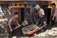 Brimob bersihkan endapan lumpur di rumah warga Hutanabolon