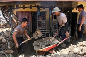 Brimob bersihkan endapan lumpur di rumah warga Hutanabolon