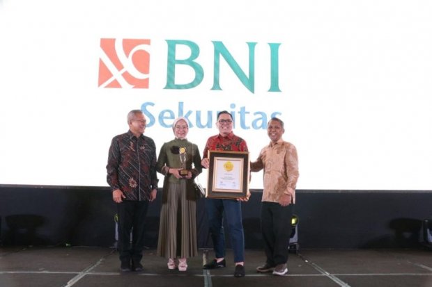 BNI Sekuritas menerima penghargaan Trusted Company pada ajang CGPI Awards 2025. Pencapaian ini menegaskan komitmen perusahaan dalam menerapkan tata kelola yang kuat untuk menjaga kepercayaan investor di pasar modal.