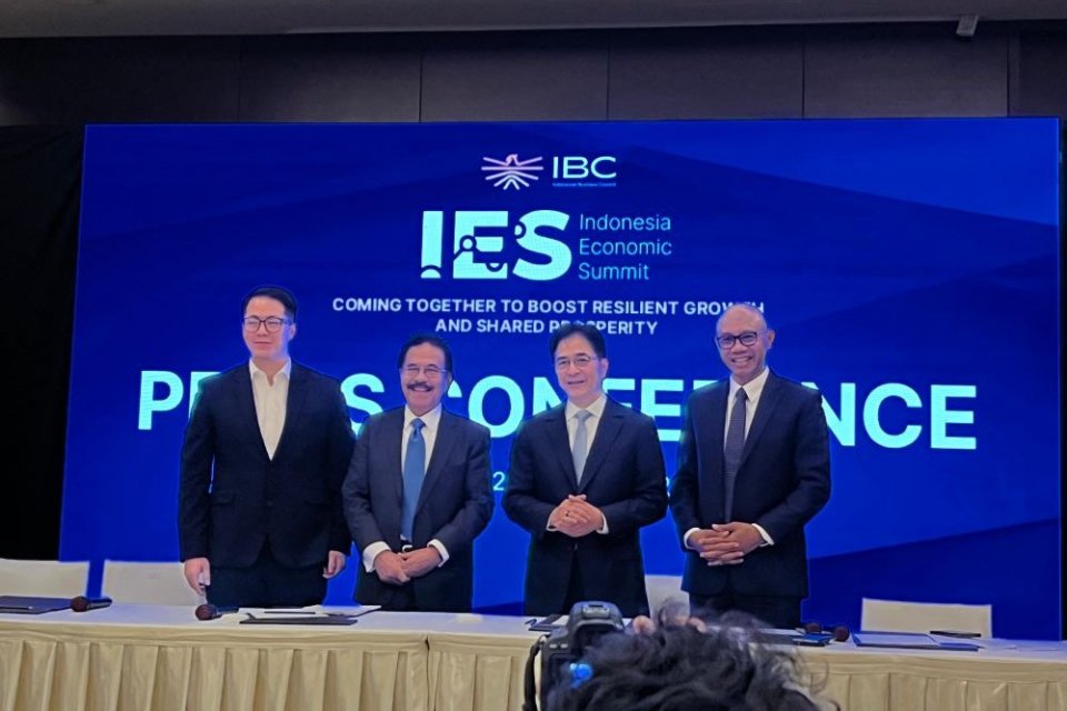 Jajaran pimpinan Indonesian Business Council (IBC) berfoto bersama saat konferensi pers Indonesia Economic Summit (IES) 2026 di Jakarta. IES 2026 akan menjadi forum strategis untuk mendorong dialog lintas sektor menjadi arah kebijakan dan aksi ekonomi di 