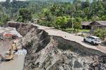 Perbaikan jalan rusak akibat bencana di Aceh Tenggara