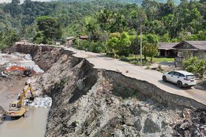 Perbaikan jalan rusak akibat bencana di Aceh Tenggara