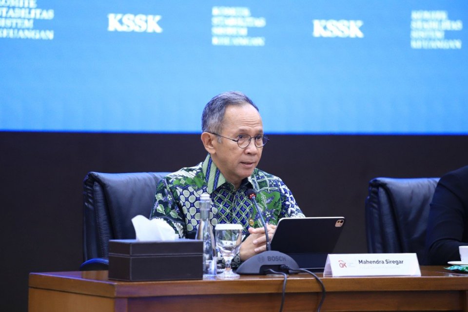 Ketua Dewan Komisioner Otoritas Jasa Keuangan (OJK) Mahendra Siregar memberikan paparannya dalam rapat Komite Stabilitas Sistem Keuangan (KSSK), di Jakarta, Selasa (27/1).