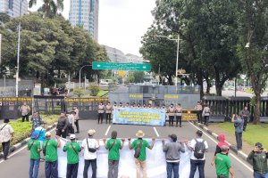Buruh PT Pakerin Unjuk Rasa di Istana 