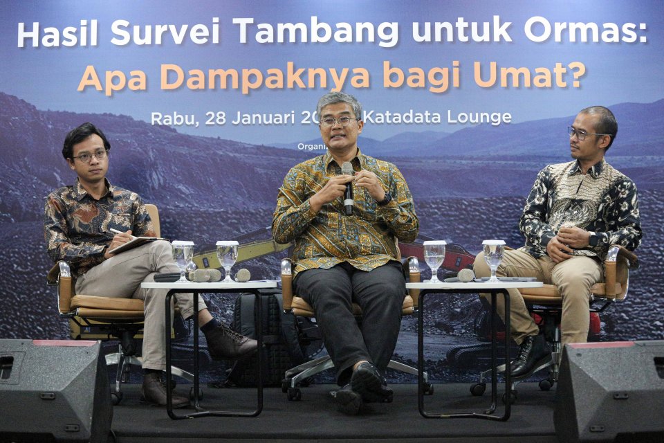 Ekonom Senior Universitas Paramadina, Wijayanto Samirin (tengah) bersama Kepala Bidang Kajian Politik Sumber Daya Alam PP Muhammadiyah, Wahyu A. Perdana (kanan) dan Editor Katadata Green, Rezza Aji Pratama (kiri) menyampaikan paparan pada Katadata Policy