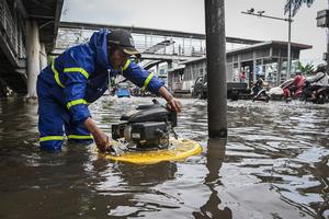 Banjir genangi Jalan Daan Mogot Jakarta