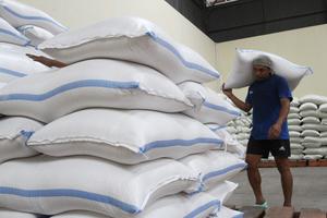 Stok beras Bulog Jawa Timur