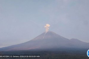 Gunung Semeru kembali erupsi dengan tinggi letusan mencapai 1 kilometer pada Jumat (30/1/2026) pagi.