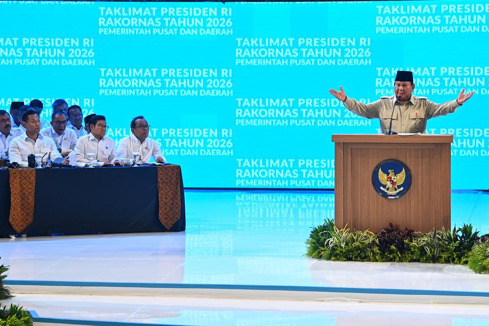Presiden Prabowo Subianto (atas, kanan) menyampaikan taklimat dalam Rakornas Pemerintah Pusat dan Pemerintah Daerah 2026 di Sentul International Convention Center (SICC), Kabupaten Bogor, Jawa Barat, Senin (2/2/2026). Forum yang dihadiri jajaran pemerinta