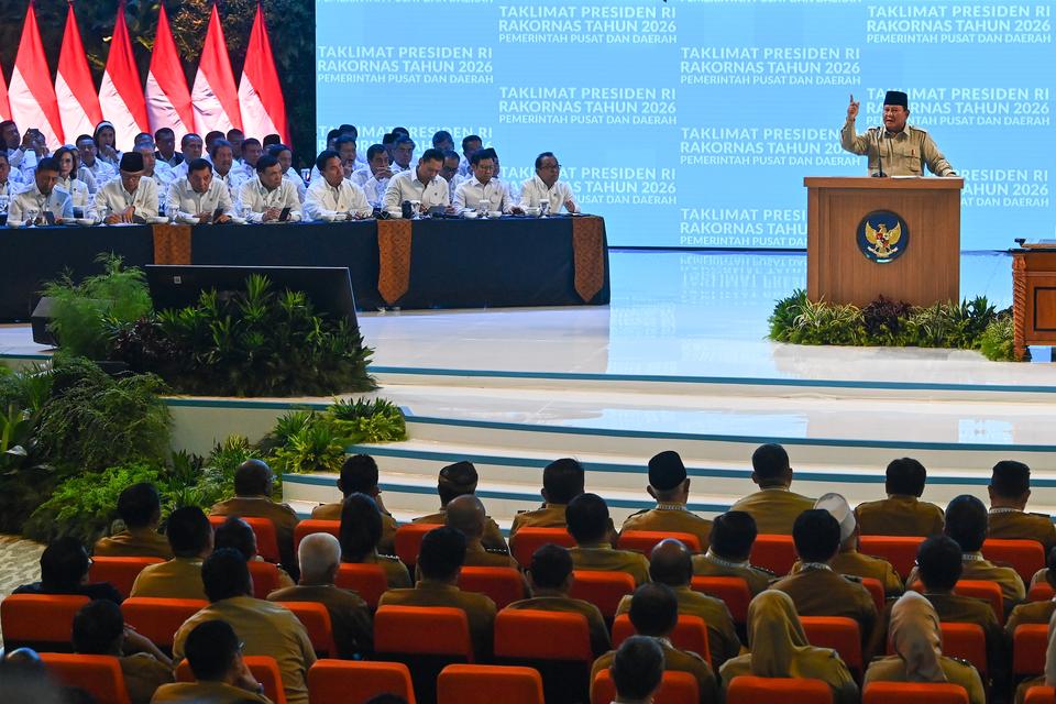 Presiden Prabowo Subianto (atas, kanan) menyampaikan taklimat dalam Rakornas Pemerintah Pusat dan Pemerintah Daerah 2026 di Sentul International Convention Center (SICC), Kabupaten Bogor, Jawa Barat, Senin (2/2/2026). Forum yang dihadiri jajaran pemerinta