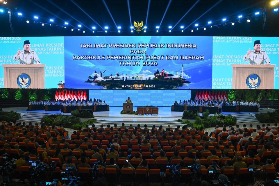Presiden Prabowo Subianto (tengah) menyampaikan taklimat dalam Rakornas Pemerintah Pusat dan Pemerintah Daerah 2026 di Sentul International Convention Center (SICC), Kabupaten Bogor, Jawa Barat, Senin (2/2/2026). Forum yang dihadiri jajaran pemerintah pus