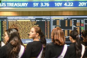 IHSG ditutup turun 4,88 persen ke level 7.922,73