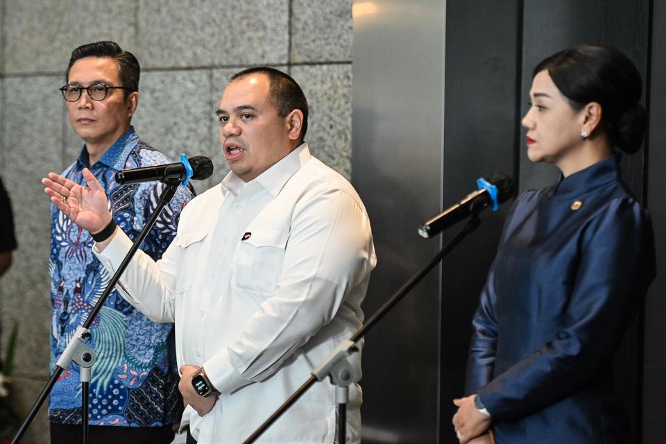 Chief Investment Officer Danantara Pandu Sjahrir (tengah), Pj Ketua sekaligus Wakil Ketua Dewan Komisioner OJK Friderica Widyasari Dewi (kanan), dan Pj Direktur Utama Bursa Efek Indonesia Jeffrey Hendrik (kiri) menyampaikan keterangan terkait hasil pertem
