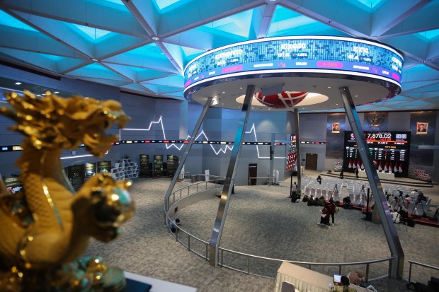 IHSG ditutup melemah 4,88% atau 406,88 poin ke level 7.922 (Foto: Katadata/Fauza Syahputra)