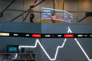 IHSG ditutup melemah 4,88% atau 406,88 poin ke level 7.922 (Foto: Katadata/Fauza Syahputra)