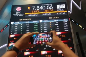 IHSG ditutup melemah 4,88% atau 406,88 poin ke level 7.922 (Foto: Katadata/Fauza Syahputra)