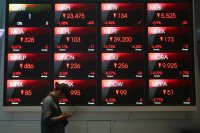 IHSG ditutup melemah 4,88% atau 406,88 poin ke level 7.922 (Foto: Katadata/Fauza Syahputra)