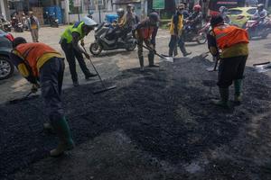 Operasi Keselamatan Candi dengan pengaspalan jalan berlubang