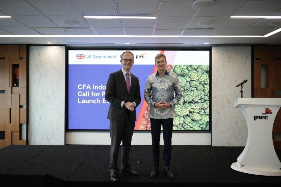 (Dari kiri ke kanan) Duta Besar Inggris untuk Indonesia Dominic Jermey dan Presiden Direktur PwC Consulting Indonesia Martijn Peeters pada peluncuran program Climate Finance Accelerator atau CFA Indonesia di Jakarta, Senin (2/2/2026).
