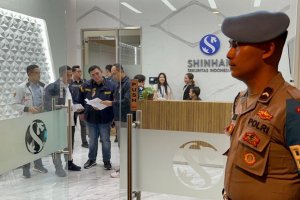 Direktorat Tindak Pidana Ekonomi Khusus (Dittipideksus) Bareskrim Polri menggeledah kantor PT Shinhan Sekuritas Indonesia di gedung perkantoran di kaw