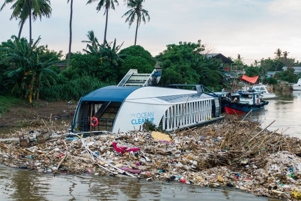 Kapal penyaring sampah atau interceptor The Ocean Cleanup beroperasi di Sungai Cisadane. 