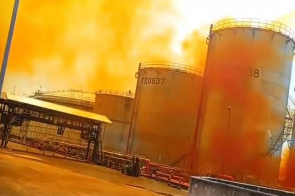 Asap oranye membumbung di area PT Vopak Indonesia, Cilegon, Banten. 