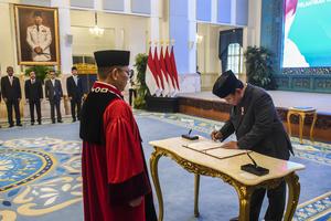 Presiden Prabowo lantik Hakim MK dan Wakil Menteri Keuangan