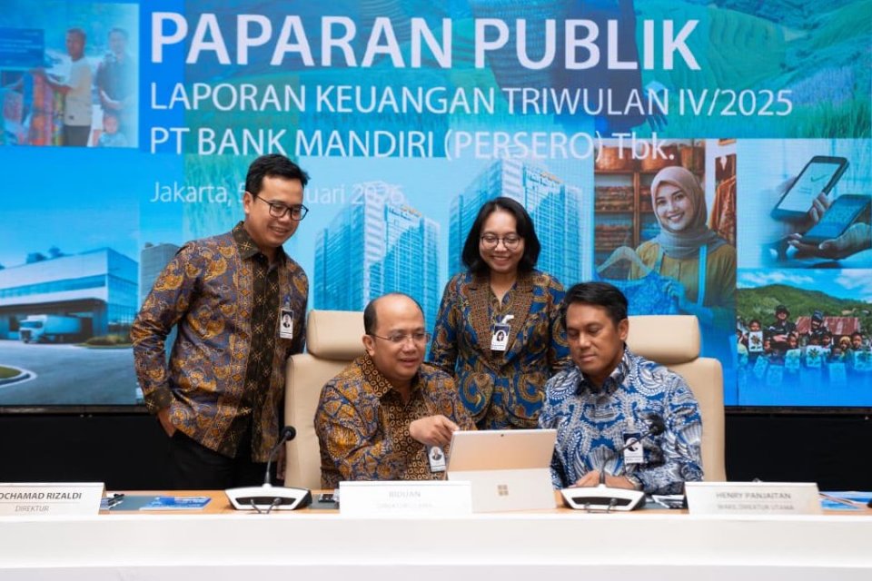 Dari kiri ke kanan: Direktur Corporate Banking Bank Mandiri Mochammad Rizaldi, Direktur Utama Bank Mandiri Riduan, Direktur Finance and Strategy Bank Mandiri Novita Widya Anggraini, dan Wakil Direktur Utama Bank Mandiri Henry Panjaitan pada Paparan Publik